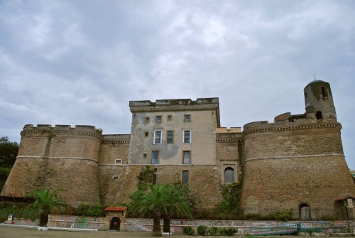 Nettuno - piove sulla fortezza dei Borgia  