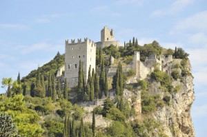 La rocca di Arco, abbarbicata sullo sperone di roccia