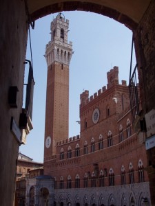 Siena - Palazzo di Piazza del Campo visto da una delle porte di ingresso