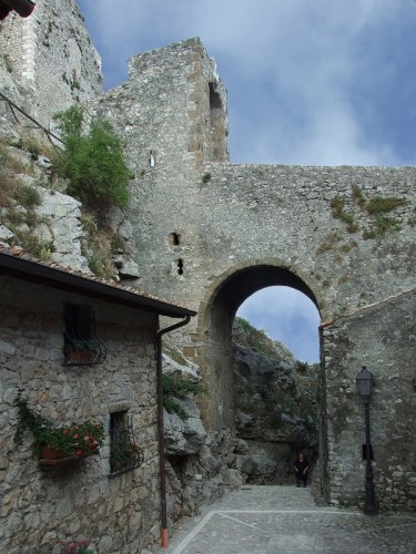Castel San Pietro Romano - Di fianco le mura ciclopiche
