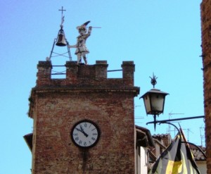La torre dell’orologio detta anche torre di Pulcinella