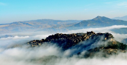 Calascibetta - Calascibetta, la nebbia agli irti colli...... Calascibetta - Calascibetta, la nebbia agli irti colli......