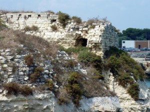 Ruderi del Castello a picco sul mare di Roca Vecchia