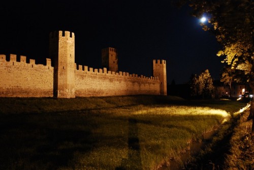 Montagnana - Cala la luna sulla fortificazione...