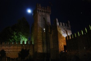 la luna sul castello