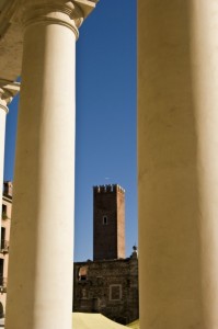 Torre ” Teatro Olimpico ” tra le colonne del Palazzo Chiericati