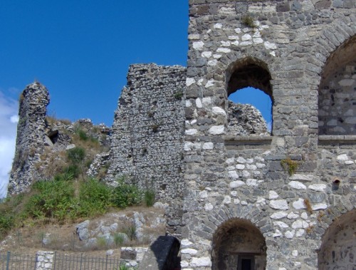 Castel Morrone - Il castello visto dagli archi della piccola chiesetta sul monte della Misericordia.