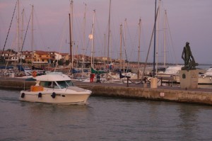 tramonto e luna sul porto di Castiglione della Pescaia, 4set2009