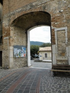 Per uscire dal borgo