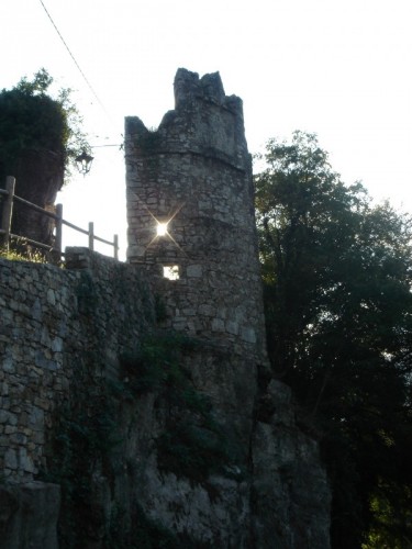 Breno - c'è ancora luce negli anfratti del castello di breno Breno - c'è ancora luce negli anfratti del castello di breno