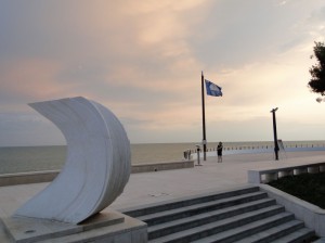 vista dalla passeggiata mare con statua