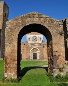 l’Antica Porta sul Colle di San Pietro - Tuscania (VT)