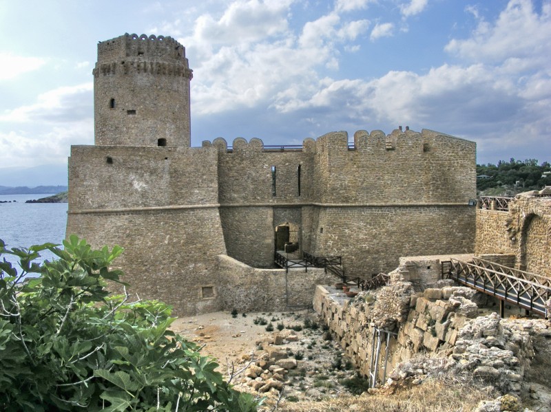 ''Le castella visto dal borgo'' - Isola di Capo Rizzuto