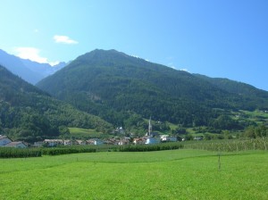 Lichtenberg paese e castello dalla pista ciclabile Val Venosta