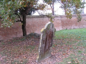 le mura di ferrara con cimitero ebraico
