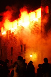 Spettatori inerti all’incendio del castello di Valbona