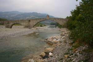 Il Trebbia che scorre sotto al Ponte Gobbo