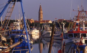 Canale con pescherecci e campanile