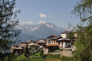 Un paesino tra i verdi prati delle montagne