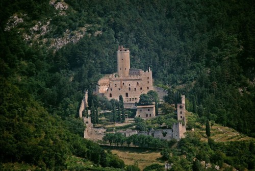 Avio - il castello dall'autostrada del Brennero