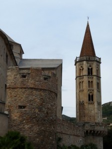 Finalborgo : una torre sostiene il campanile della chiesa di san Biagio