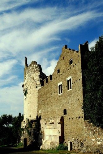 Roma - Appia Antica con il suo castello
