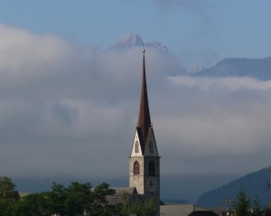 Il campanile con la cima del Putia tra le nuvole