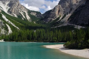 Sulla riva del lago turchese