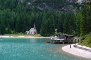 La chiesetta in riva al lago