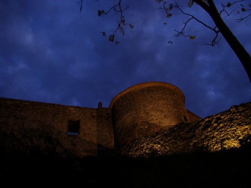 Vibo Valentia - Castello di Vibo Valentia di sera veduta laterale Vibo Valentia - Castello di Vibo Valentia di sera veduta laterale