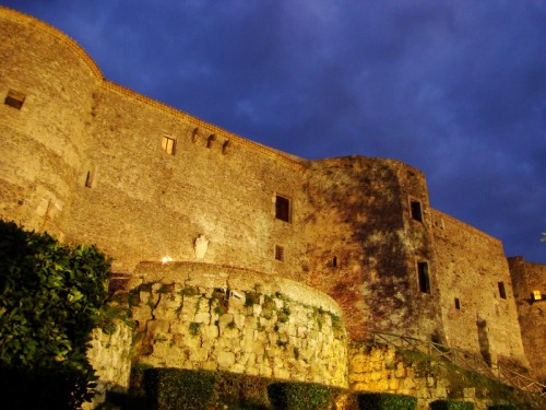 Vibo Valentia - Castello di Vibo Valentia di sera veduta frontale