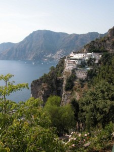 E SULLO SFONDO POSITANO