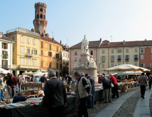 Vercelli - il mercato di piazza Cavour Vercelli - il mercato di piazza Cavour