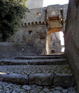 Il Castello dei Caetani - 1° porta con ponte levatoio