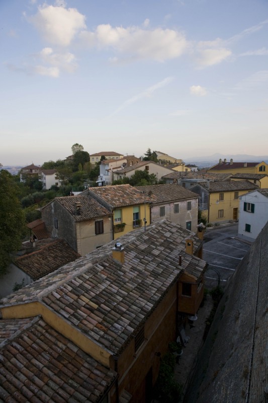 ''uno sguardo sui tetti di barchi'' - Barchi