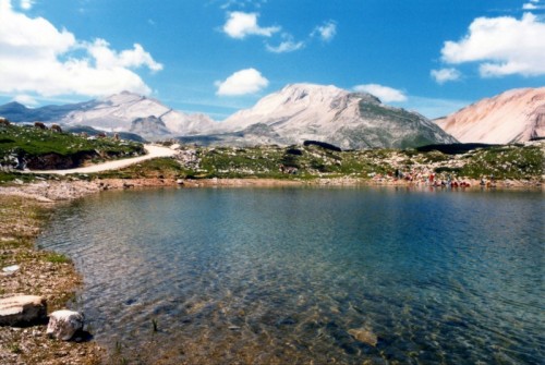 Badia - Gruppo di Fanes. Il Lago di Limo lungo la Alta Via N°1. Badia - Gruppo di Fanes. Il Lago di Limo lungo la Alta Via N°1.