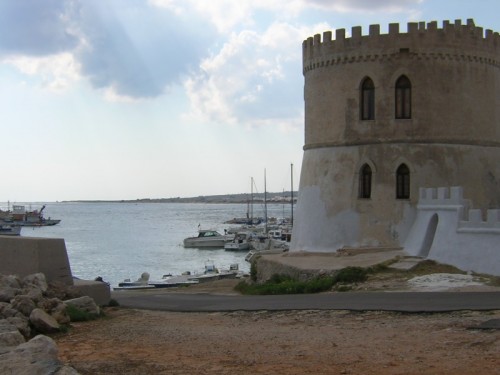 Gallipoli - Torre davanti al porticciolo