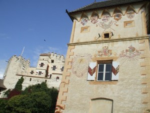 Castel Coira corpo centrale (con “osservatore” volante)