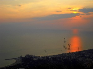 …E il sole incendia il mare sulla riviera di Ulisse…