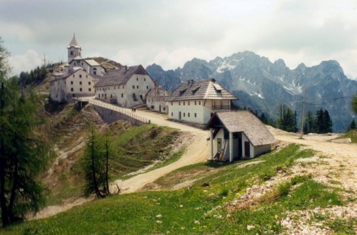 Tarvisio - Monte Santo di Lussari-Mont Sante dal Lussâr-Luschariberg-Svete Višarje Tante lingue per un posto unico Tarvisio - Monte Santo di Lussari-Mont Sante dal Lussâr-Luschariberg-Svete Višarje Tante lingue per un posto unico