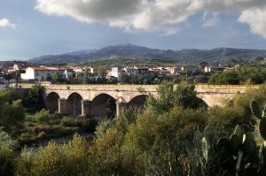 Fordongianus visto dal Tirso e ponte romano.