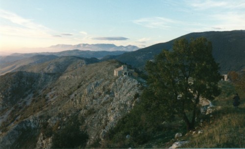 Colle San Magno - Panorama con la chiesetta di Santa Maria