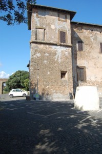 La torre del castello Barberini a Giulianello