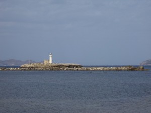 Il faro del porto di Trapani con sullo sfondo Favignana
