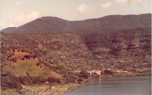 Nemi - 4 -  Il Lago visto dalla sponda di Genzano di Roma.