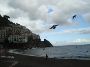 voli di uccelli su Amalfi