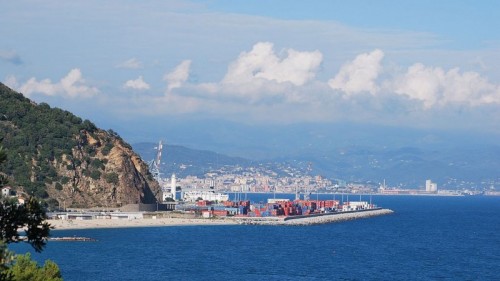 Vado Ligure - Il porto e sullo sfondo Savona Vado Ligure - Il porto e sullo sfondo Savona
