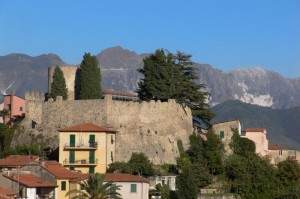 Il Castello di Ameglia e le Apuane