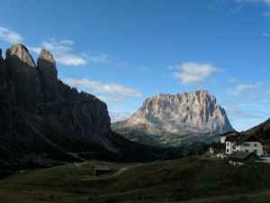 Il Sassolungo visto salendo al Passo Gardena