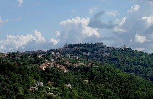 Montefiascone si vede la Rocca dei Papi e sue chiese